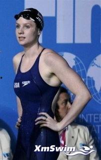 美女游泳视频,美女畅游碧波之中